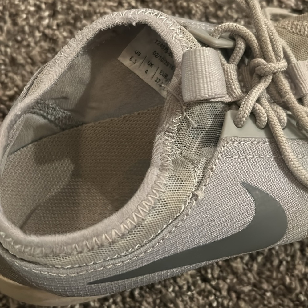 Girls Nike size 6.5 Sneakers - Picture 5 of 5